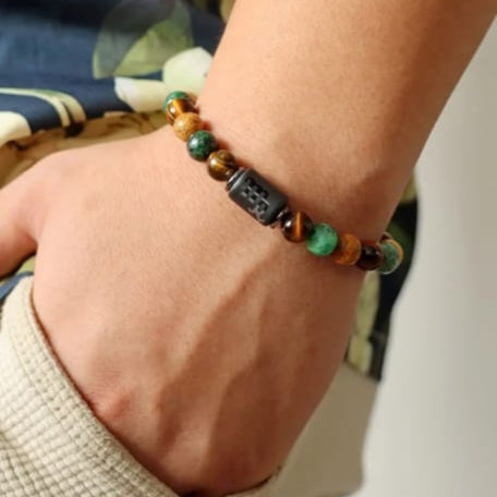 BRACELET EN PIERRE NATURELLE ET EN SIGNE ZODIAQUE